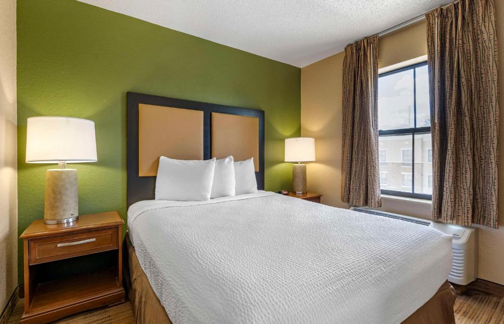 Deluxe Studio with 1 Queen Bed - Non-Smoking interior
